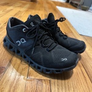 On Cloud running shoes 7.5 black